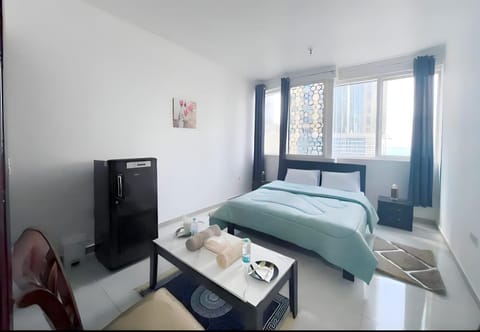 Cornich Street - Suave Sea View Room Hostel in Abu Dhabi