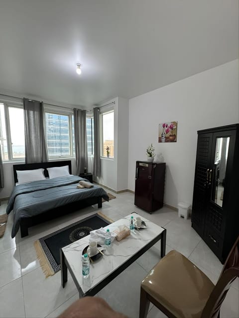 Cornich Street - Suave Sea View Room Hostel in Abu Dhabi