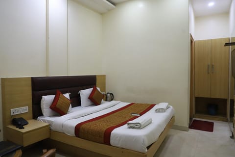 Bed, Photo of the whole room, Bedroom, wardrobe, air conditioner