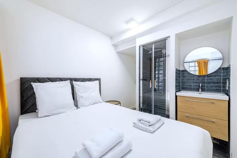 Bed, Bathroom, Photo of the whole room, Bedroom, towels