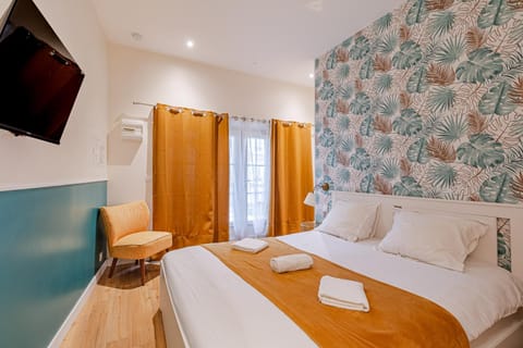 Bed, TV and multimedia, Photo of the whole room