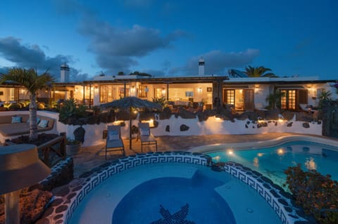Night, Swimming pool, sunbed