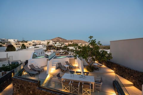 Property building, View (from property/room), Balcony/Terrace, Dining area
