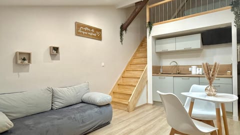Kitchen or kitchenette, Living room, Seating area, Dining area, heating, internet