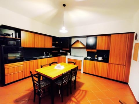 Kitchen or kitchenette, Dining area, dishwasher, oven, pet friendly