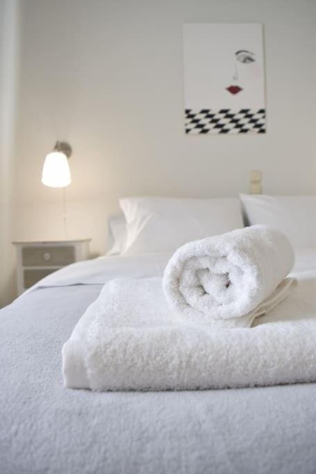 Bed, Bedroom, towels