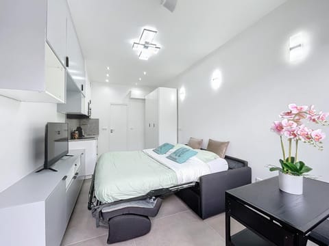 Bed, Photo of the whole room, Bedroom