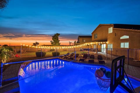 Mirage Peak Manor Luxury Villa Pool Spa Games Hosted by Relaxtay Villa in Casa Grande