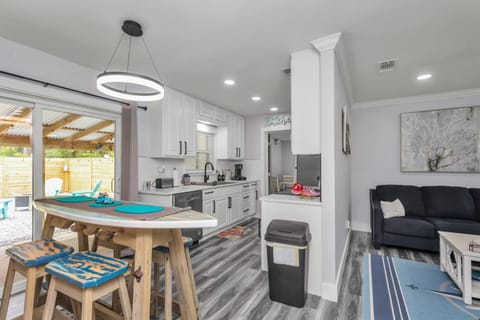 Memorial House - Ping Pong, Grill, Arcade, Beach! House in Fort Walton Beach