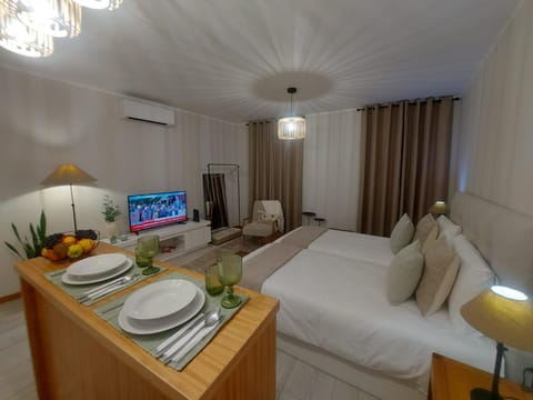 Bed, Living room, Dining area, Bedroom