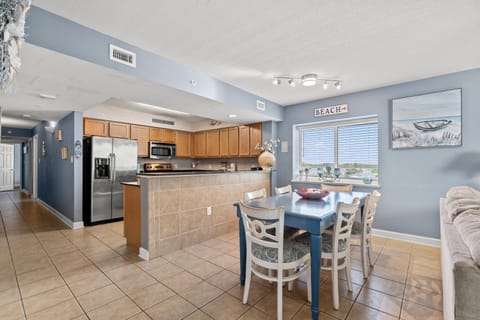 Malibu Pointe 401 Second row ocean view-Crescent Beach Section House in Crescent Beach