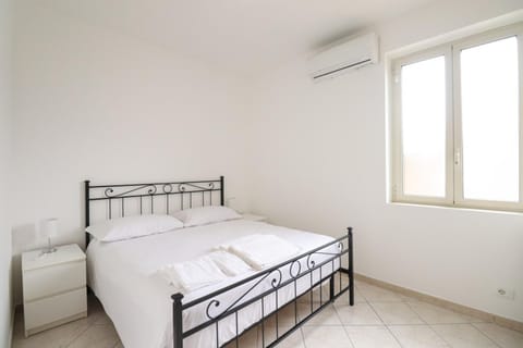 Bed, Photo of the whole room, Bedroom, air conditioner