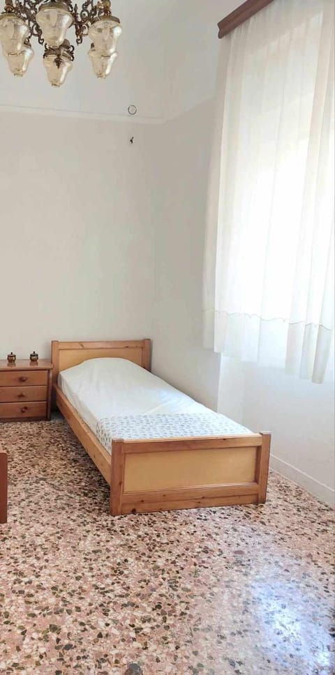 Κρεβάτια σε κοιτώνα 5' from metro Hostel in Athens