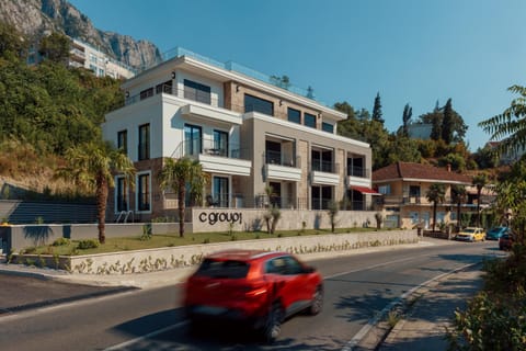 Property building, Day, Neighbourhood, Natural landscape, Mountain view, Street view, Location