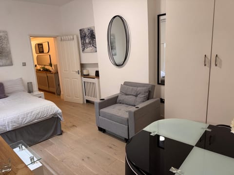 Bed, Living room, Photo of the whole room, Seating area, wardrobe