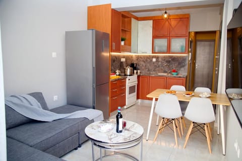 Kitchen or kitchenette, Seating area, Dining area, oven