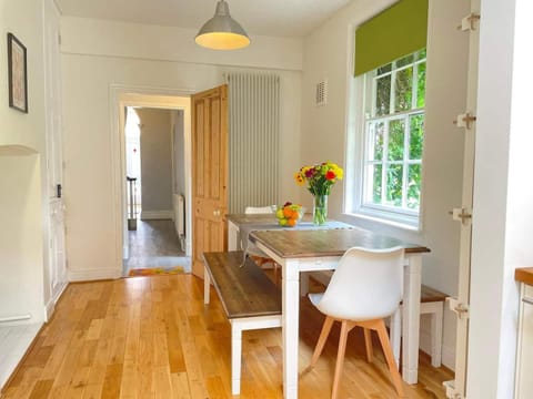 Spacious Victorian for 10 across Royal Infirmary House in Leicester