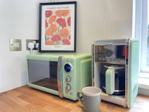 Spacious Victorian for 10 across Royal Infirmary House in Leicester