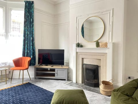 Spacious Victorian for 10 across Royal Infirmary House in Leicester