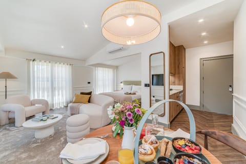 Bed, Living room, Food and drinks, Photo of the whole room, Seating area, Dining area, Bedroom, Food