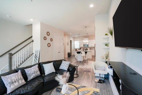TV and multimedia, Kitchen or kitchenette, Living room, Seating area, Dining area