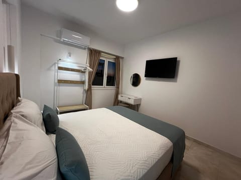 Bed, TV and multimedia, Photo of the whole room, Seating area, Bedroom, air conditioner