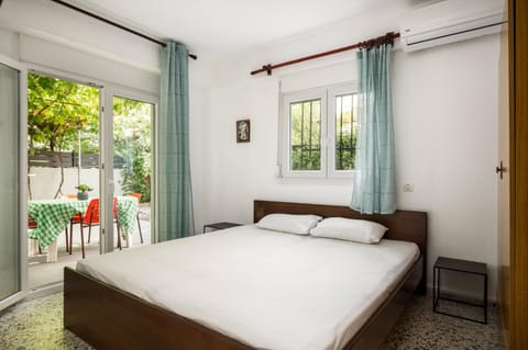 Bed, TV and multimedia, Bedroom, wardrobe, air conditioner
