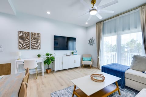 Steps to Dock and Sand! Waterfront Hudson Retreat House in Hudson