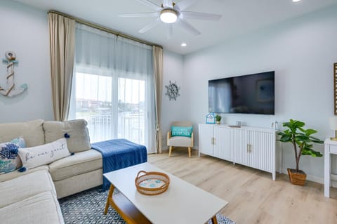 Walk to Beach! Waterfront Hudson Townhome House in Hudson