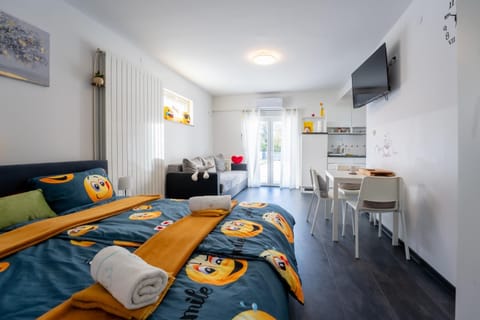 Bed, TV and multimedia, Living room, Seating area, Dining area, Bedroom