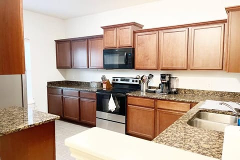 Coffee/tea facilities, Kitchen or kitchenette, stove