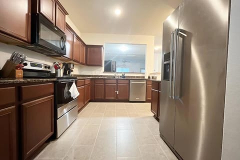 Kitchen or kitchenette, dishwasher, oven, toaster