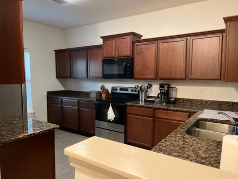 Kitchen or kitchenette, dishwasher, oven