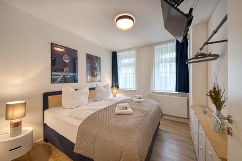 Bed, TV and multimedia, Bedroom, cot