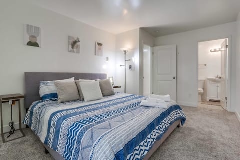 A-C 3 Blocks to Ocean Downtown La Jolla Remodel House in La Jolla