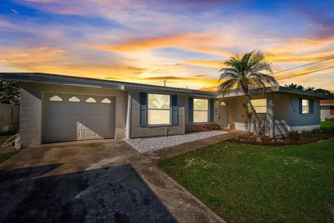 Spacious home With Heated Pool 3 miles from IMG! House in Bayshore Gardens