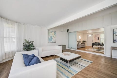 Spacious home With Heated Pool 3 miles from IMG! House in Bayshore Gardens