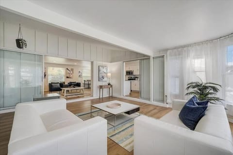 Spacious home With Heated Pool 3 miles from IMG! House in Bayshore Gardens