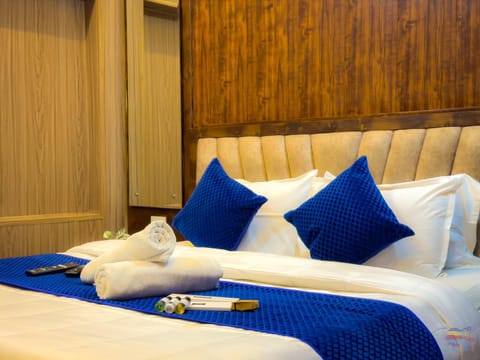 Bed, towels