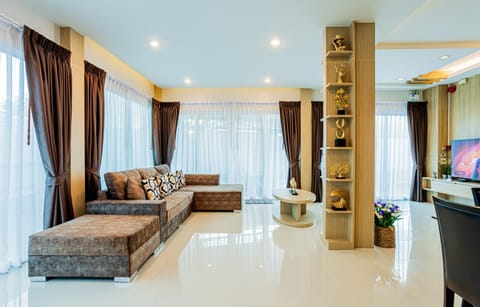 Communal lounge/ TV room