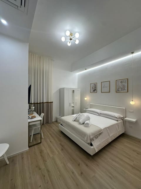 Bed, TV and multimedia, Photo of the whole room, Bedroom, towels