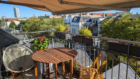 View (from property/room), Balcony/Terrace, City view