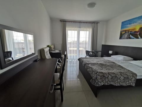 Bed, TV and multimedia, Photo of the whole room, Seating area