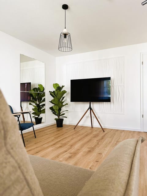 Communal lounge/ TV room, TV and multimedia, Living room, Seating area, Evening entertainment