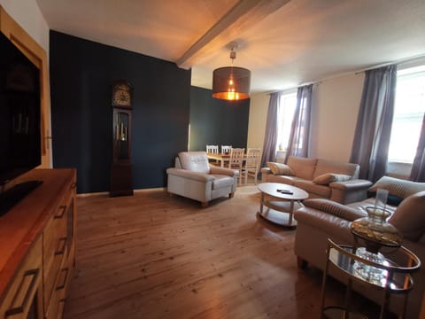 TV and multimedia, Living room, Seating area, Dining area