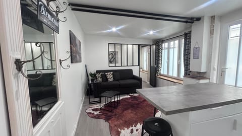 Kitchen or kitchenette, Living room, Seating area