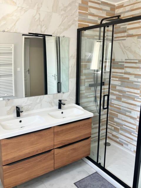 Chambre dans une maison en Colocation proche paris et Disney Room in shared house Bed and Breakfast in Torcy