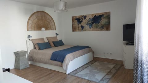 Bed, TV and multimedia, Photo of the whole room, Bedroom