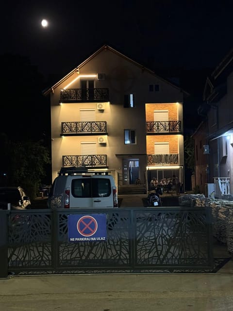 Property building, Neighbourhood, Garden, Balcony/Terrace, Street view, Location, Parking