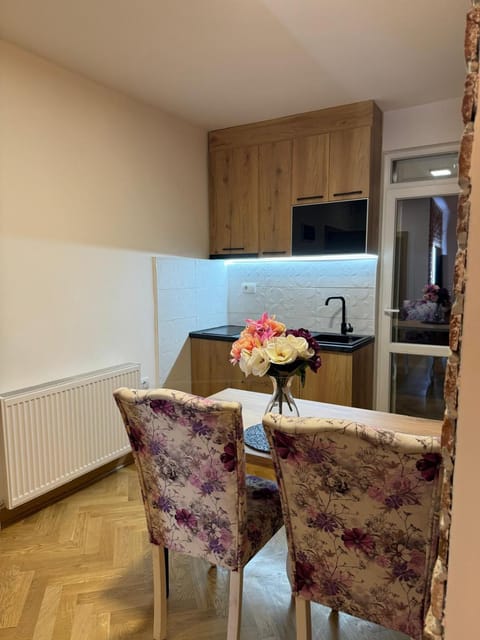 Seating area, Dining area, oven, stove